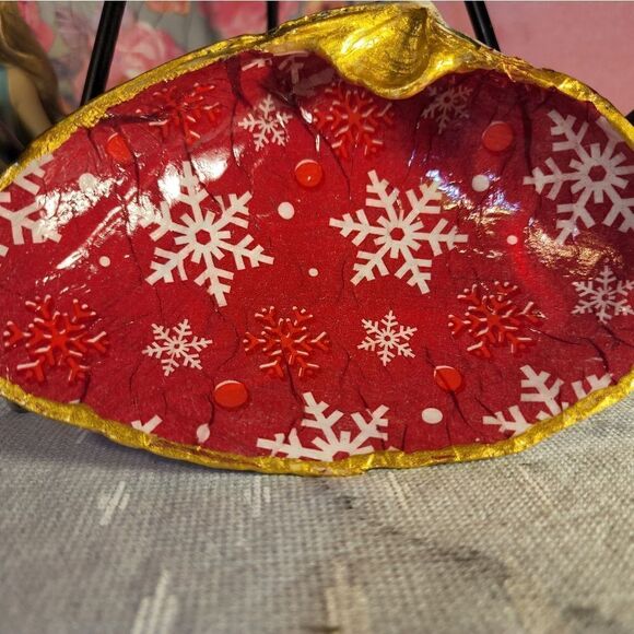 DECOUPAGE CLAM SHELL DECOUPAGE SNOWFLAKES ❄️ ON A CLAM SHELL TRINKET DISH - Picture 1 of 10